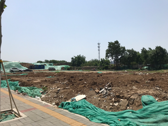 【啄木鸟在行动】张马屯街万科新里程小区以北 存在裸土未覆盖