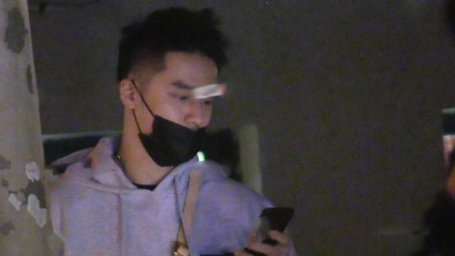 蒋劲夫家暴外籍女友！深夜泡吧神情慌张，左顾右盼很焦虑