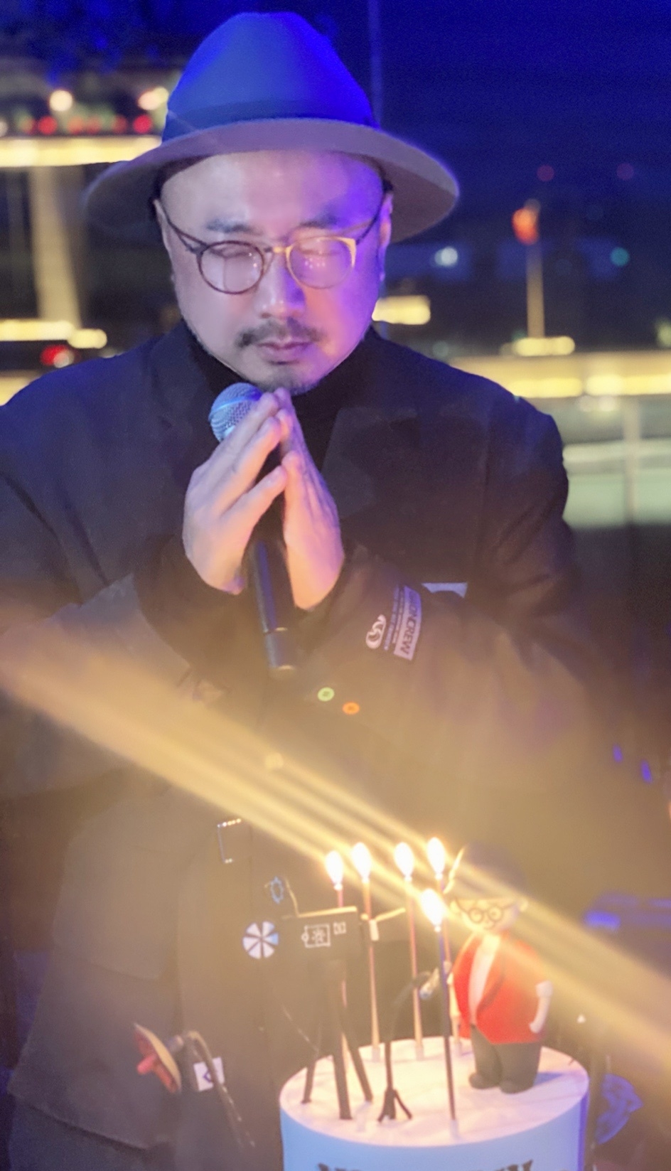 小陶虹为徐峥开心庆生 同框吹蜡烛大秀恩爱