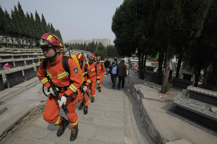 清明祭扫重安全 消防演习保平安