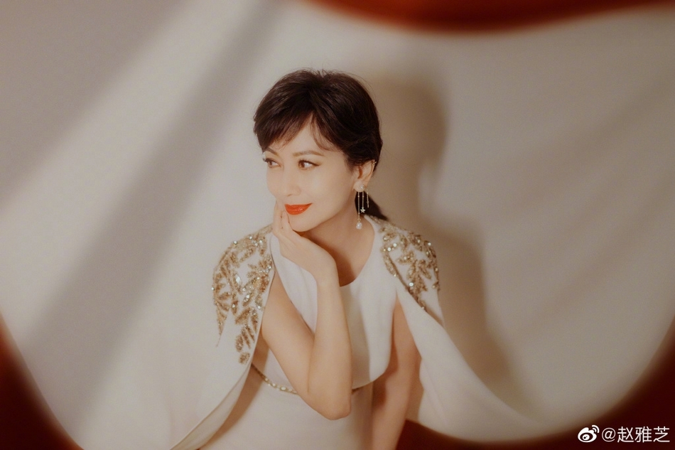 赵雅芝白色长裙刺绣披肩优雅 举手投足间尽显端庄