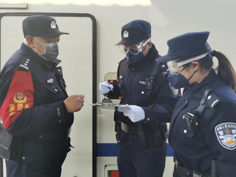 疫情里坚守春运一线的女警