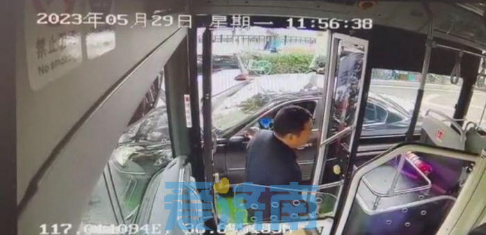 外地来济就医车辆“开锅了” 济南公交老师儿热心送“援水”
