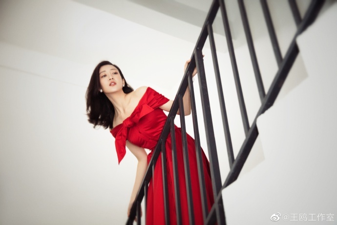 热线|王鸥现身国庆晚会 一袭红色长裙美丽大方气质佳