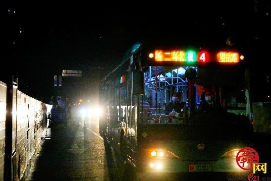 零点公交司机：日复一日 守望城市夜归人