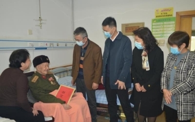 抗美援朝老军人在九九重阳节授牌同贺