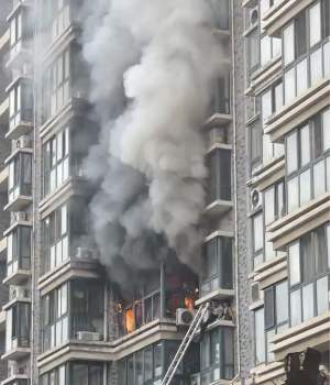 大火中徒手爬窗救下被困小孩，济南这位邻居大哥，全国人民心中的超人！