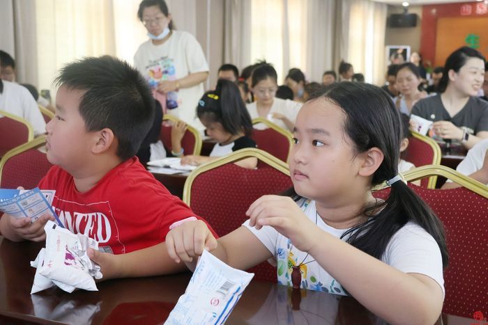 “走，挤奶去！”泉水人家三周年领百名市民探秘兴牛乳业