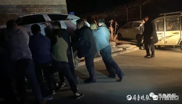 山东一小区为给消防车让道，占道私家车全被掀翻！网友：干得漂亮