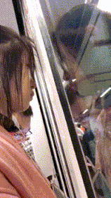 被卡住的风衣和上班，她选择了后者！一件风衣就独自坐地铁到终点