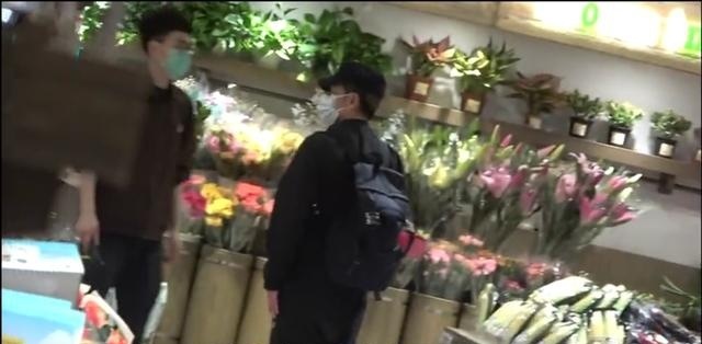 郭富城严禁妻女出门，为哄方媛开心超市买芒果