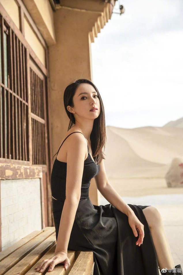 拍摄|刚刚过了41岁生日的董璇穿吊带大秀好身材