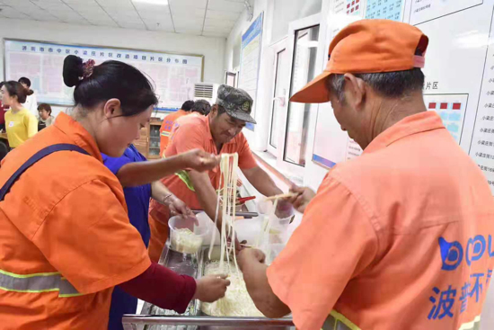 同唱国歌共吃面 济南市市中区共庆新中国70华诞