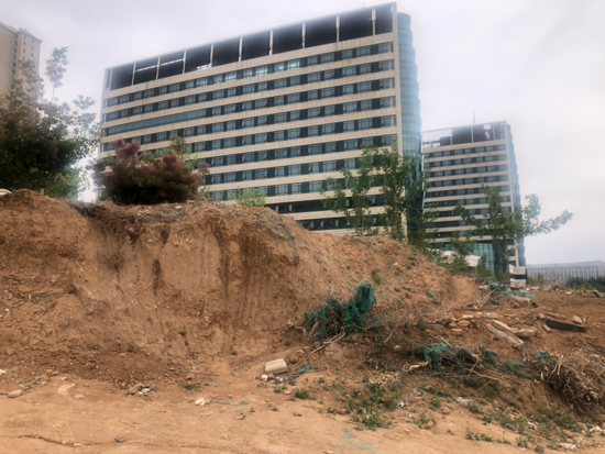 【啄木鸟在行动】奥体中路与坤顺路交叉口东侧大片山体裸露