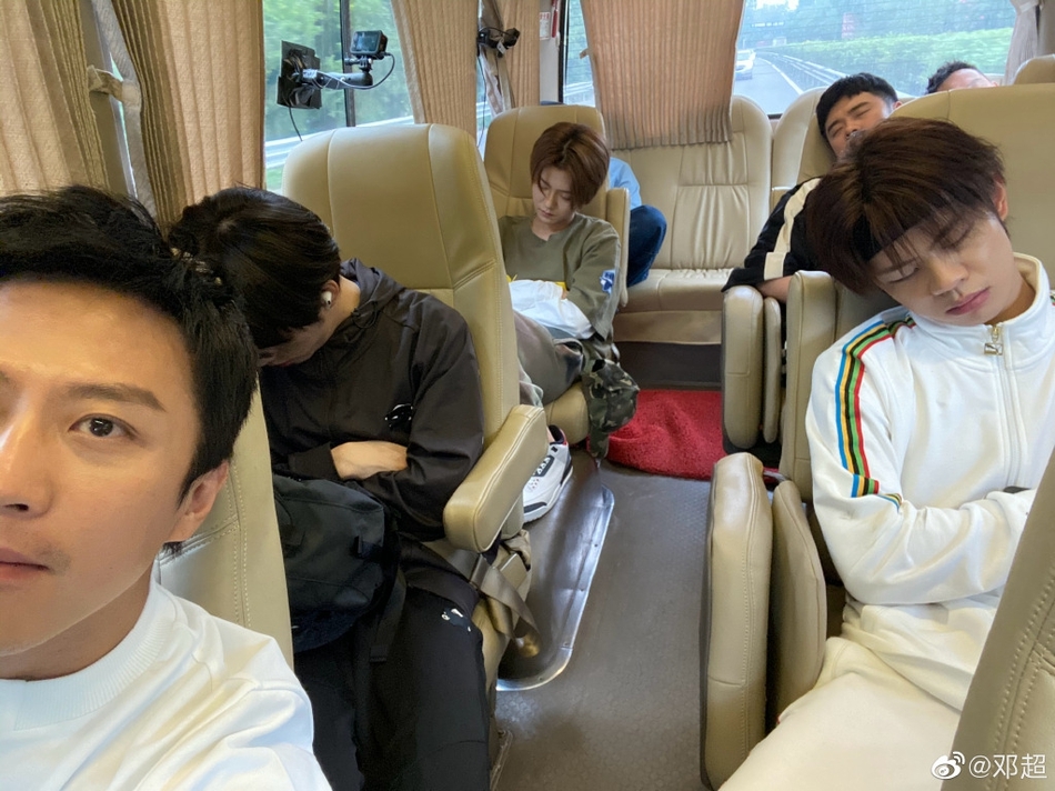 邓超|邓超晒节目路透照 偷拍鹿晗陈赫车内睡觉画风搞笑