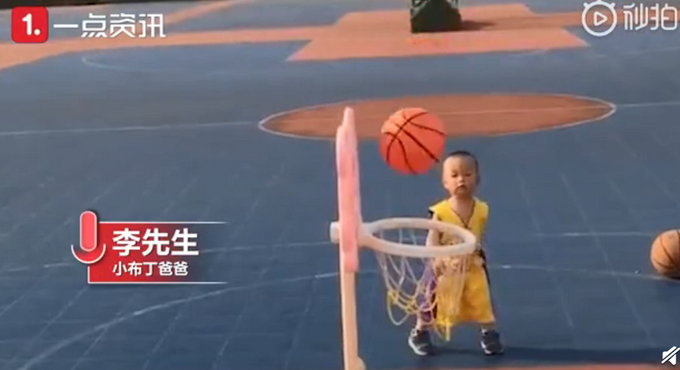 2岁萌娃成小区球王！网友：我还不如两岁的娃