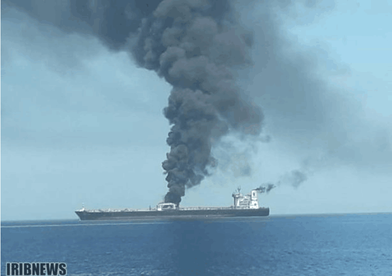 伊朗油轮遭两枚导弹击中发生爆炸 油泄红海