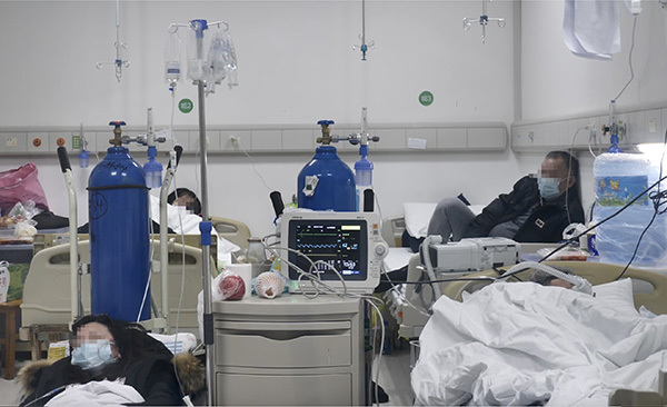 特写｜“应收尽收”总攻下的发热门诊：深夜，终于难得安静