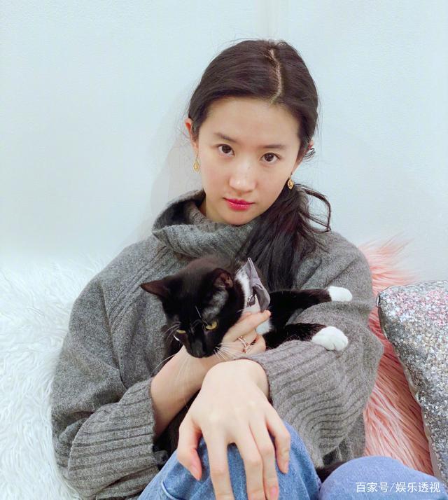 童瑶被男子围堵电梯口求抱|恶心!童瑶被男子围堵电梯口求抱，曾求婚迪丽热巴，疯狂表白刘亦菲