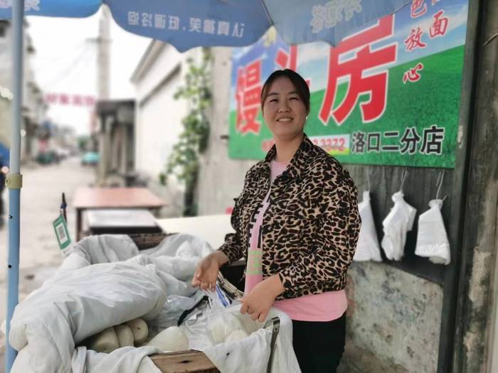 济南“00后”北漂族回家卖馒头，一天最多能卖2万个