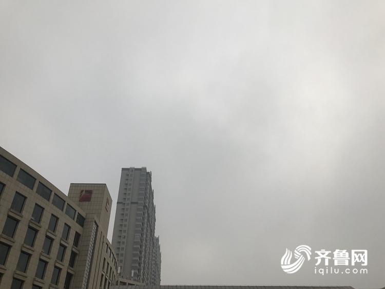 山东大雾来袭！雾气笼罩下楼宇开启“隐身模式”