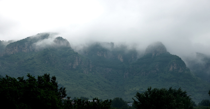 泉城雨后云雾缭绕 如秀美诗意画卷