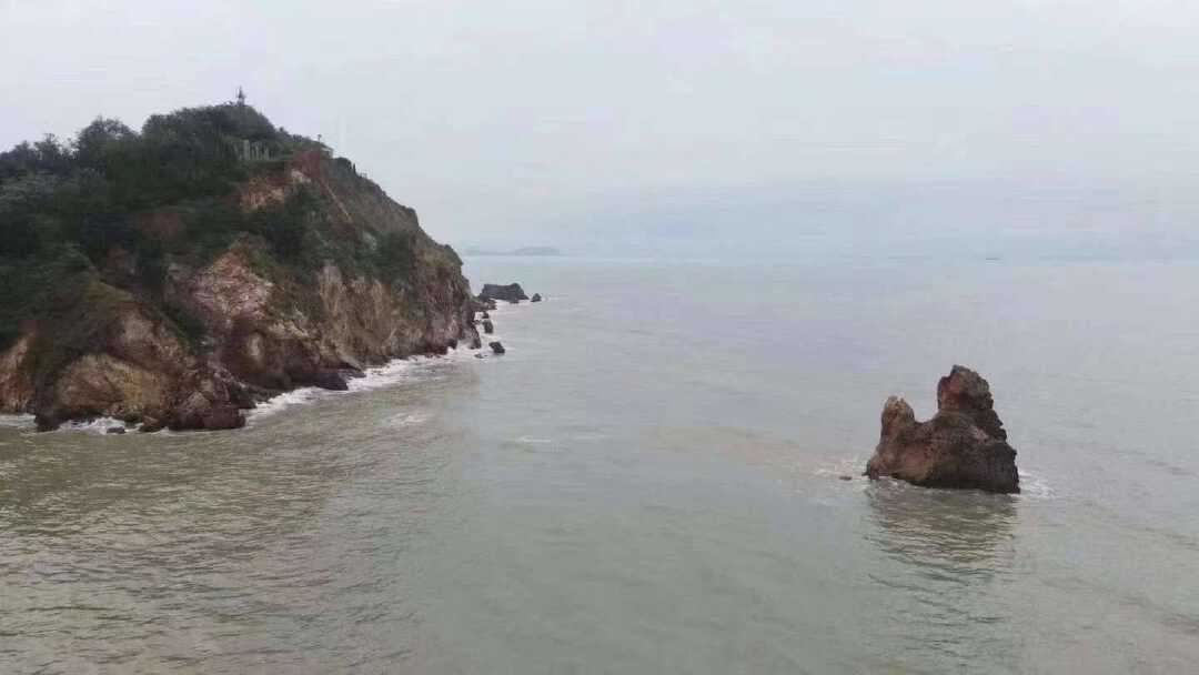 10鏈?鏃ュ噷鏅ㄩ潚宀涚煶鑰佷汉娴疯殌鏌变笂鍗婇儴鍒嗗潔濉?鍏蜂綋淇鏂规姝e湪鎶撶揣璁鸿瘉