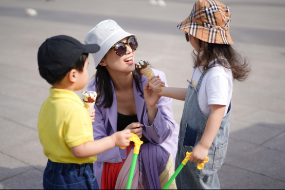 黄圣依拍戏再忙也不忘带娃 单手抱娃显妈妈力