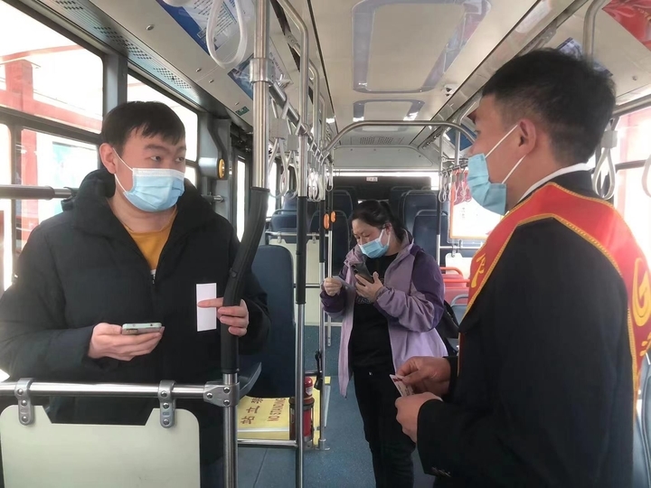 济南：公交车上让座后，乘客得到“雷锋”书签