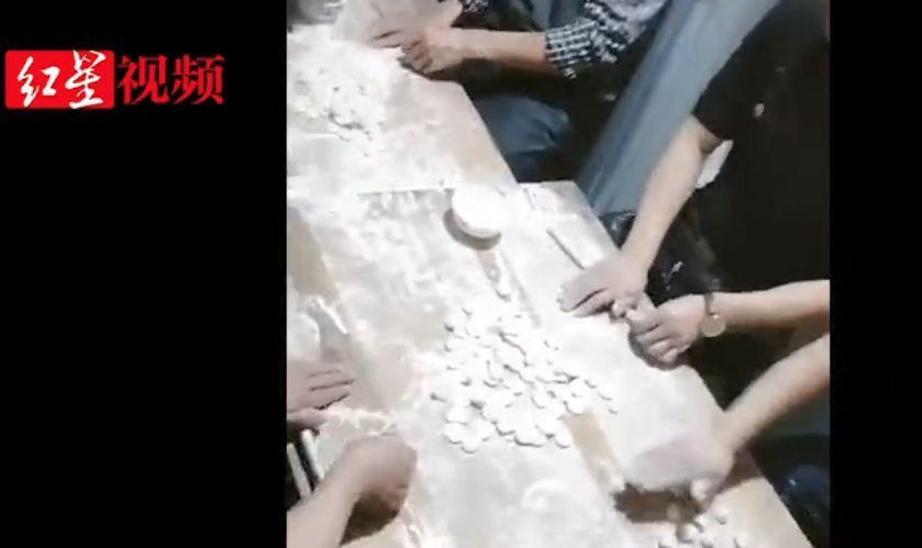 近万个饺子摆院子里速冻！网友：大户人家又来拉仇恨