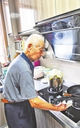 武汉耄耋夫妇诠释最美爱情：我当你的保姆保镖和双眼