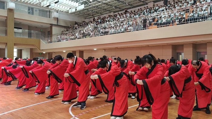 济南市第26届成人节启动 济南三中学子“加冠、及笄”开启人生新旅程