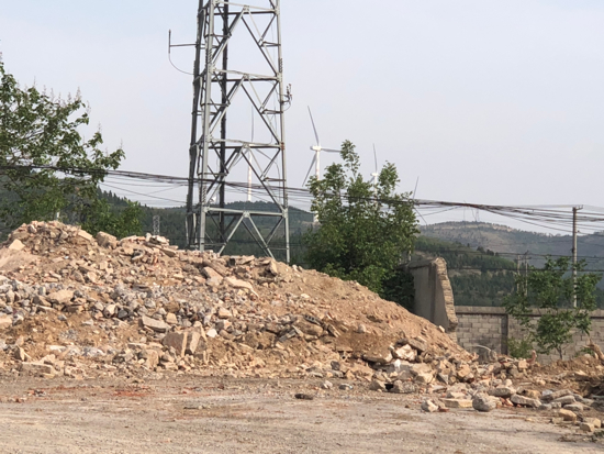 啄木鸟在行动：长清区101县道长西路渣土裸露 未覆盖防尘网