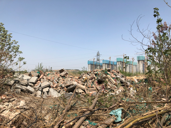 【啄木鸟在行动】历城区郭董路东侧大面积渣土及生活垃圾露天堆放