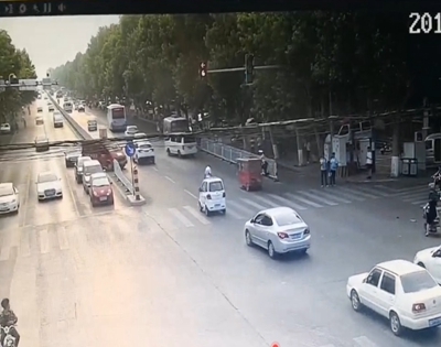 费县男子酒驾三轮撞人就跑 交警爬上车顶仍不停