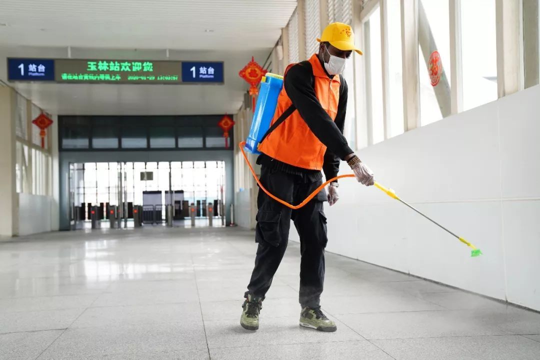 宅在家中的日子里，这13个普通人的故事，看哭了……