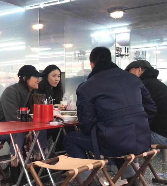 太接地气了！杜江霍思燕夫妇低调现身网红面馆排队就餐
