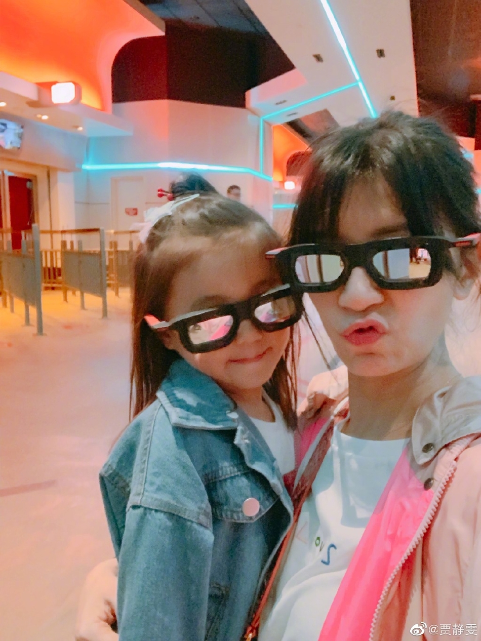 贾静雯母女同框游迪士尼 做鬼脸自拍温馨又搞笑