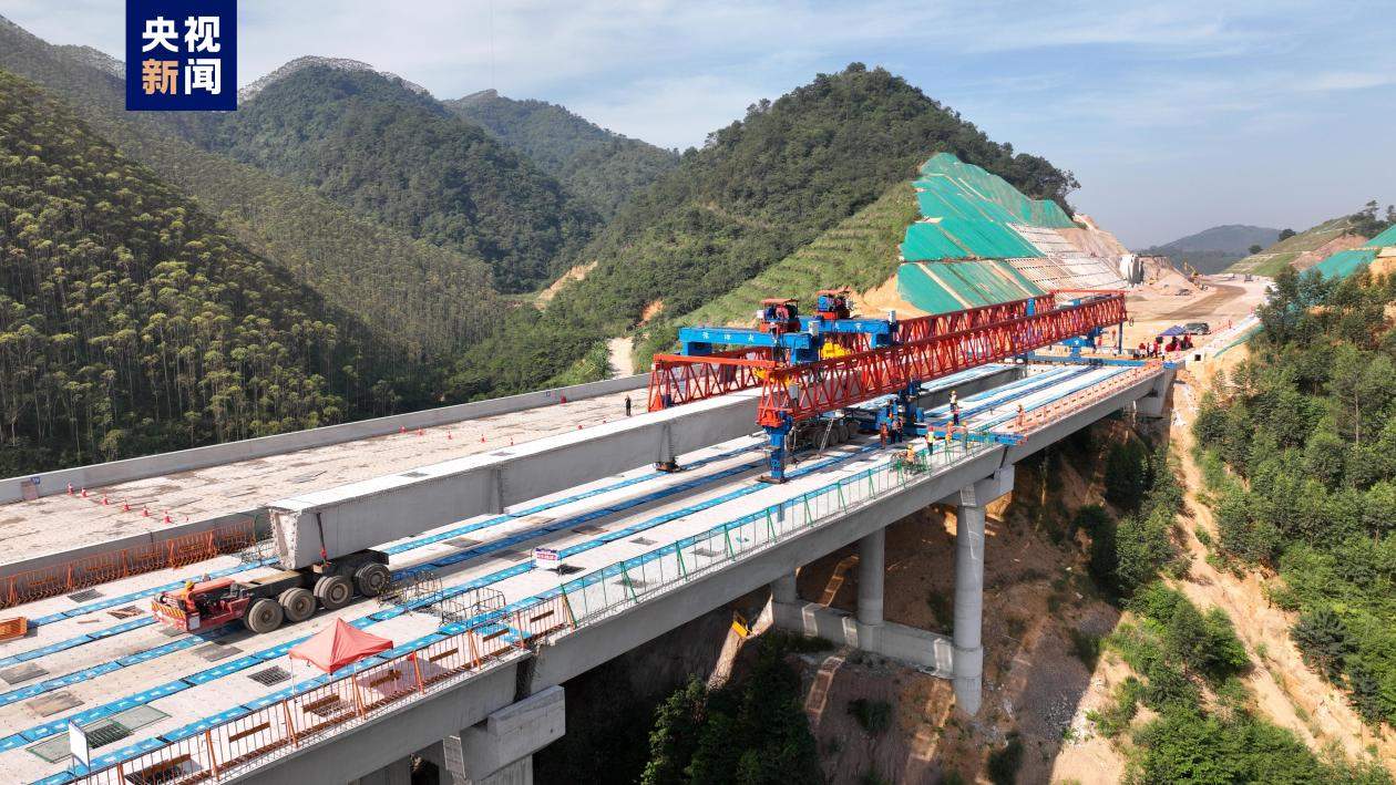 南玉珠高速公路八角垌特大桥顺利贯通