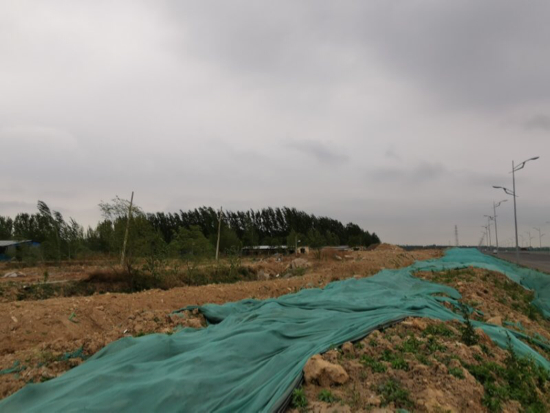 裸漏渣土无人管 大风一过尘满天