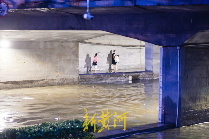 局部暴雨实施交通管制  多部门联动疏导交通加速排水