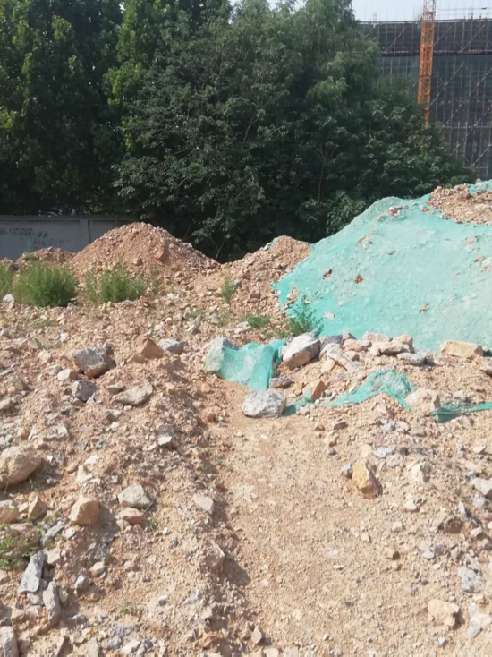 【啄木鸟在行动】章丘区济钢集团机械工业园附近有渣土未覆盖