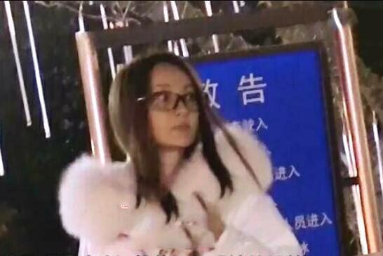 姚笛与富商男友合影近照曝光，牵手搂腰十分亲密，破分手传闻