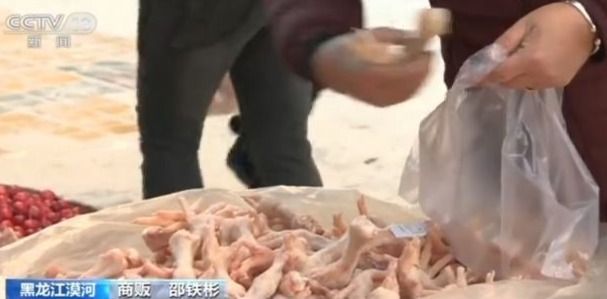 东北卖鱼得用锯！锯的过程中，一条鱼会掉1斤左右，鱼贩：心疼