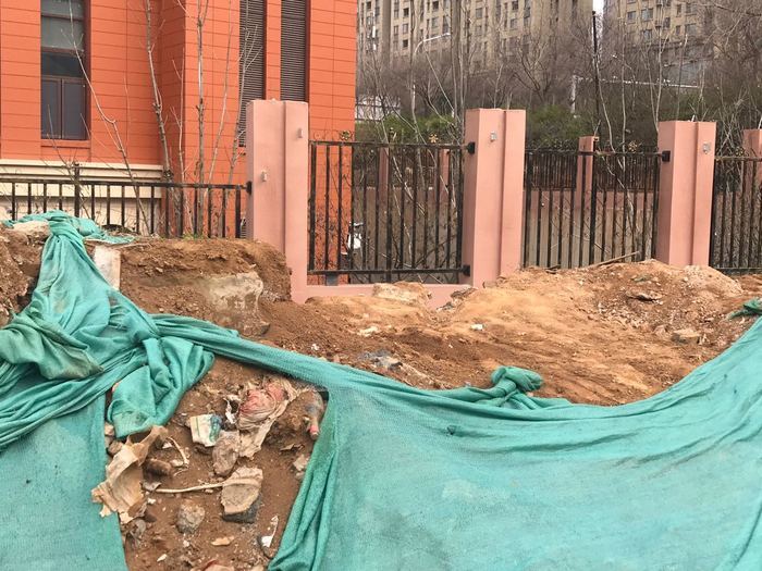 【啄木鸟在行动】历城区凤天路与旅游路交叉口渣土覆盖不全