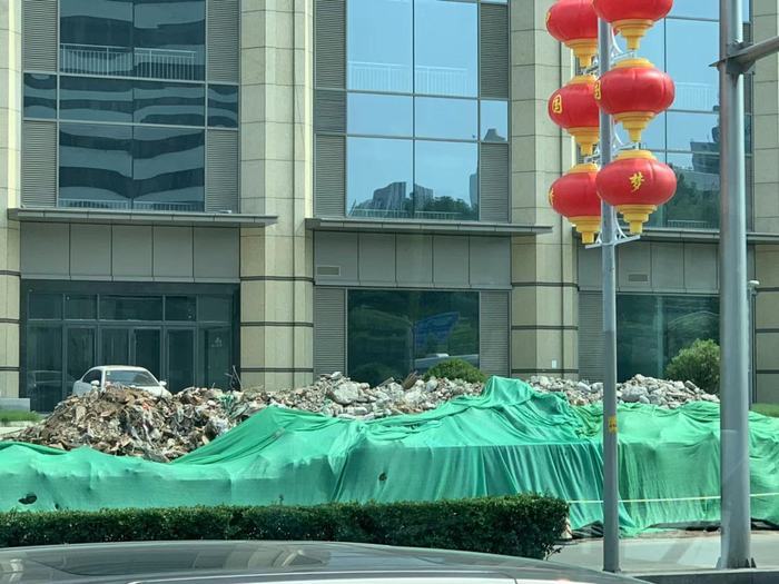 【啄木鸟在行动】济南邮政大厦东临渣土覆盖不全