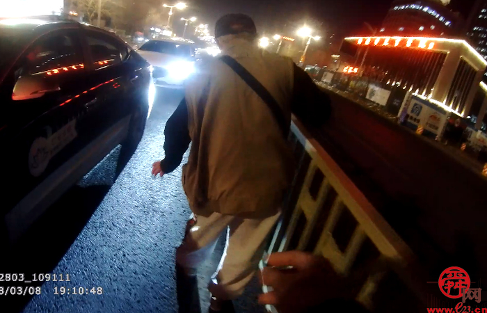 你可以永远相信中国警察！老人“失智”路边徘徊 济南交警暖心护送