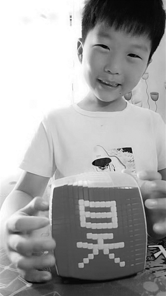 别人家孩子！小学生用魔方秒拼百家姓  网友直呼：太厉害！