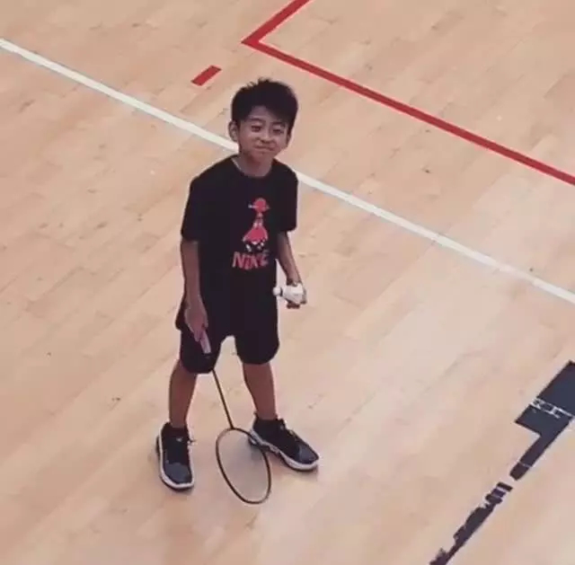 张柏芝偷拍儿子打羽毛球被发现 小Q双手抱臂一脸傲娇