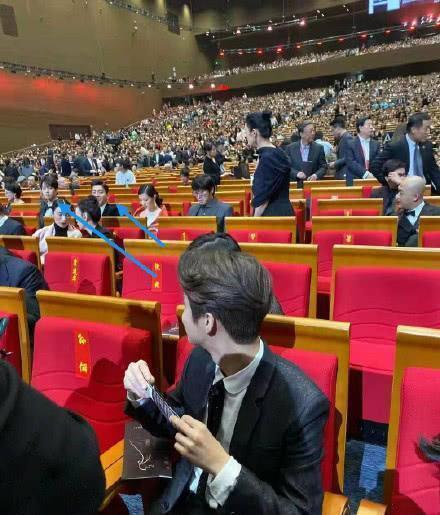 有点甜！魏大勋N次偷瞄杨幂被抓包，粉丝竟高票支持两人在一起